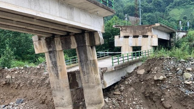 Ne deprem, ne sel… Köprünün 30 metresi çöktü