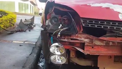 Renault Clio fica destruído após colisão com caminhão