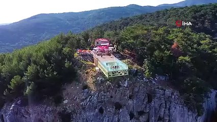 La route de la terrasse d'observation en verre dans les montagnes de Kaz est terminée