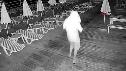 Une personne qui a jeté des parasols à la mer à Antalya a été filmée par une caméra de sécurité