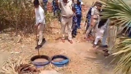 पुलिस ने ऑपरेशन विमुक्त के तहत 5 हजार लीटर जावा महुआ को किया नष्ट, धंधेबाज हुआ फरार