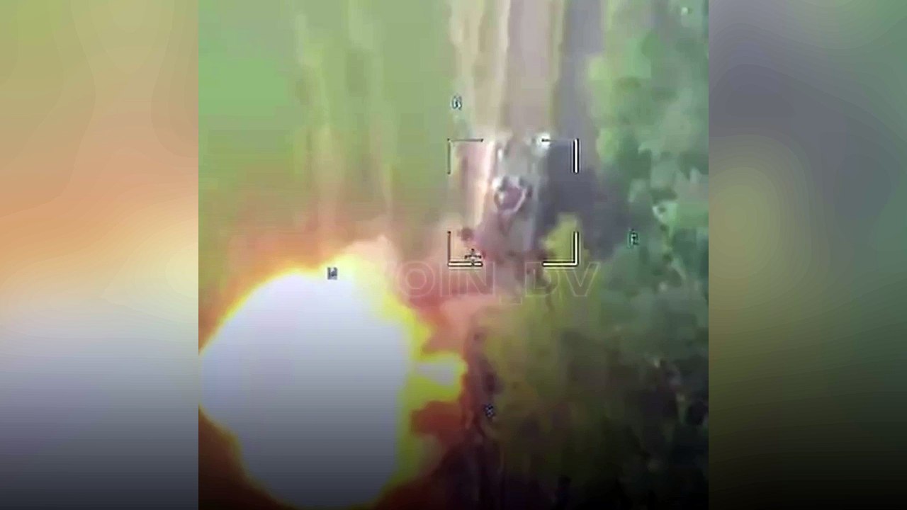 Detik-detik Tank T-72B3 Ukraina Lindas MaxxPro MRAP Amerika