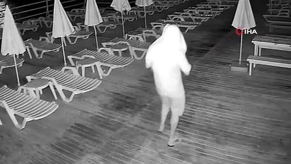 Antalya'da plaj şemsiyelerini denize atan kişi güvenlik kamerasına yakalandı