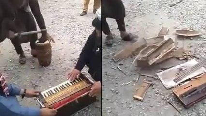 Taliban caiz olmadığı gerekçesi ile müzik aletlerini balta ile kırdı