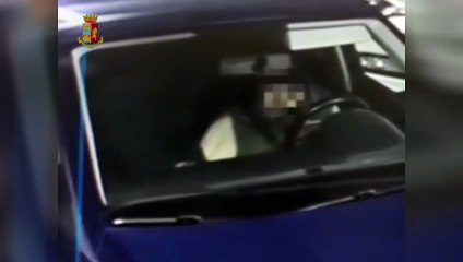 Milano, si infila nell'auto di un anziano e lo rapina: il video dell'aggressione nel parcheggio di Piazza Portello