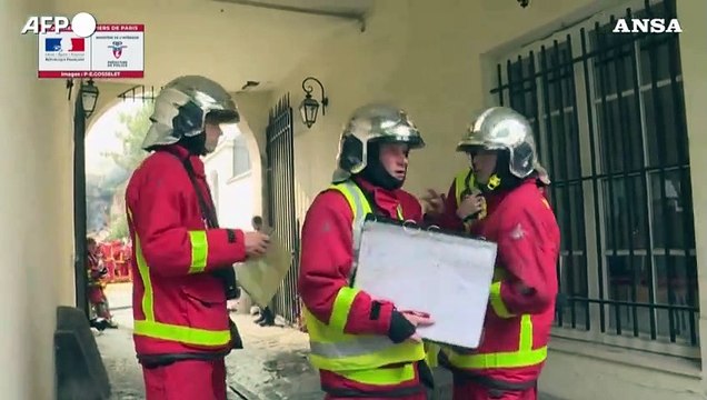 Esplosione a Parigi, i vigili del fuoco scavano fra le macerie