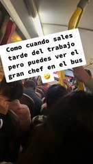 Conductor instala tv en su autobús para que pasajeros vean "El Gran Chef: Famosos"