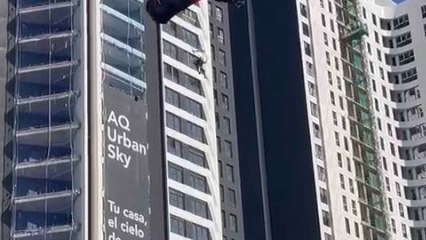 Vídeo del salto en paracaídas desde una de las torres de 30 plantas de Málaga.