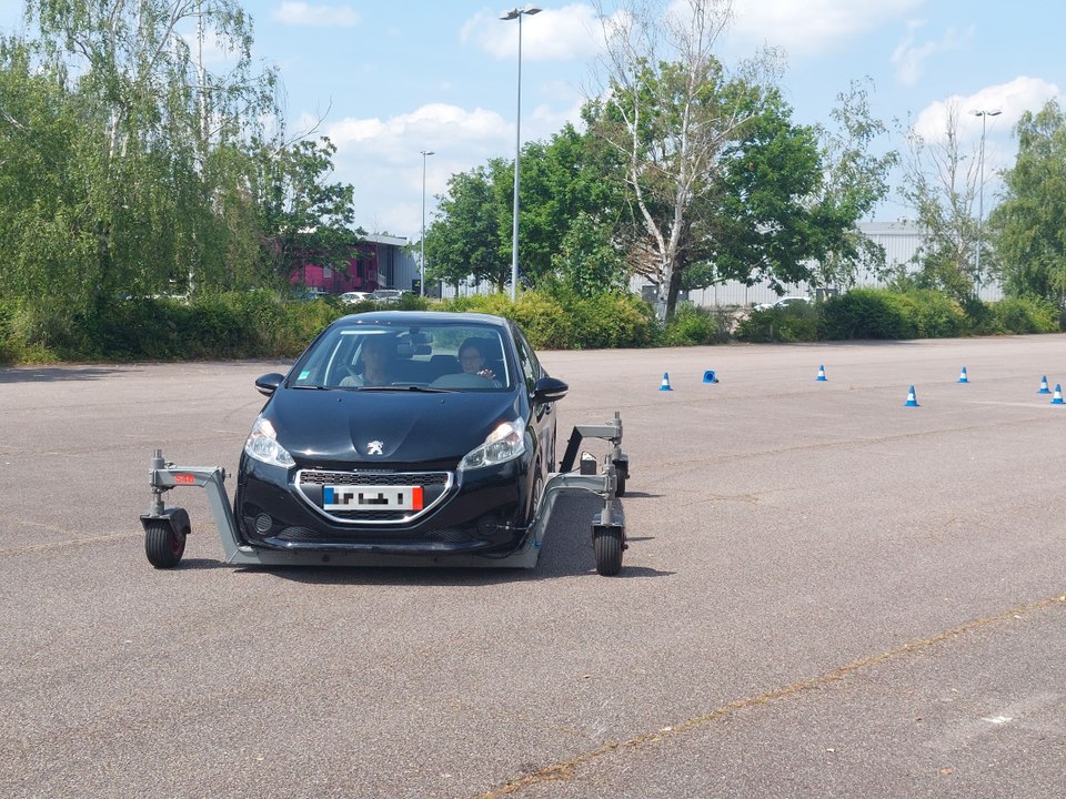 On a testé un stage au volant d'une voiture qui glisse