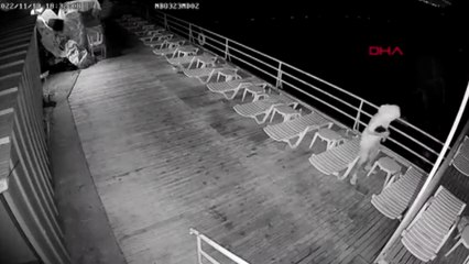 Kafasına havlu geçirip dakikalarca dans etti şemsiyeleri tek tek denize attı