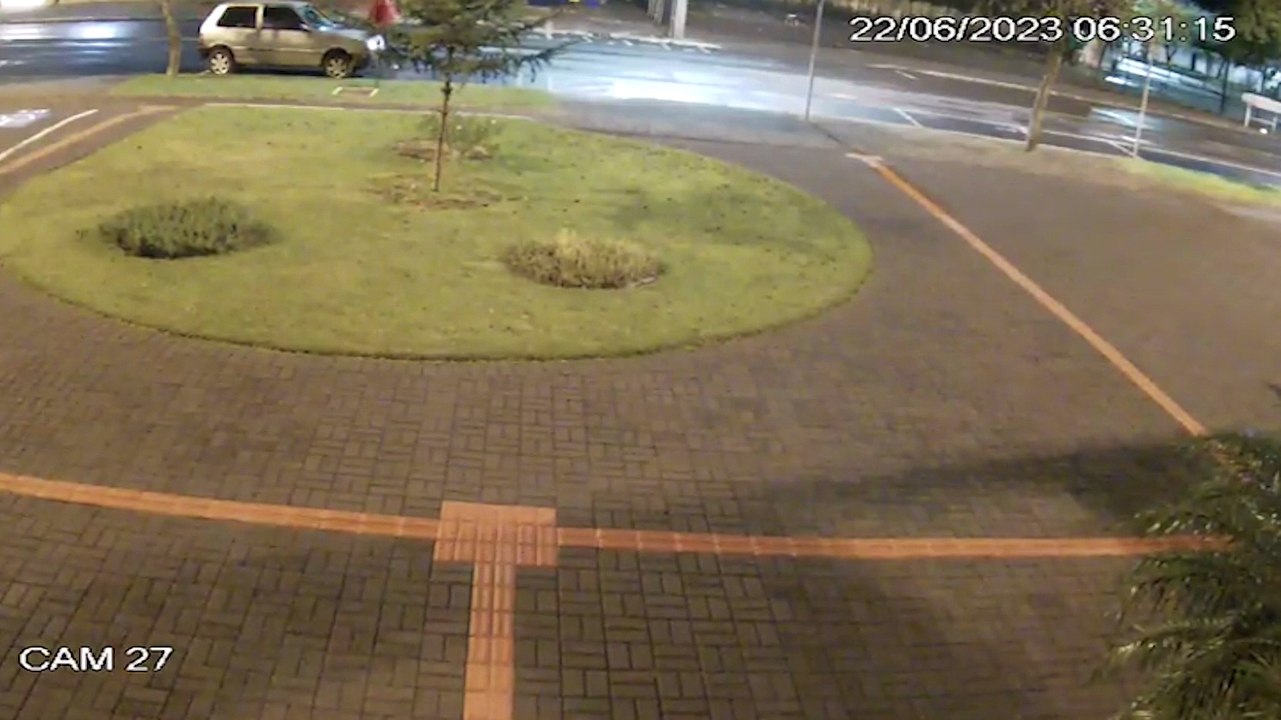 Homem atira paver contra prédio da Câmara de Vereadores de Cascavel; veja o vídeo