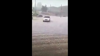 Ce conducteur tente d'échapper à la grêle et bimmmm