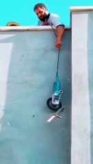 Un ouvrier malin ou complètement idiot prend de gros risques