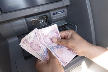La lira cae a un nuevo mínimo frente al dólar tras subida de tipos de interés al 15 %
