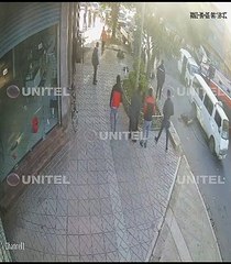 Cámara captó el momento en el que el micro impactó contra los dos trufis en Cochabamba