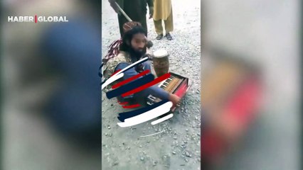 Taliban caiz olmadığı gerekçesi ile müzik aletlerini balta ile böyle kırdı