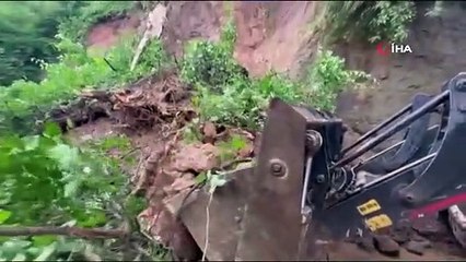 Glissement de terrain sur la route reliant 3 quartiers à Ordu