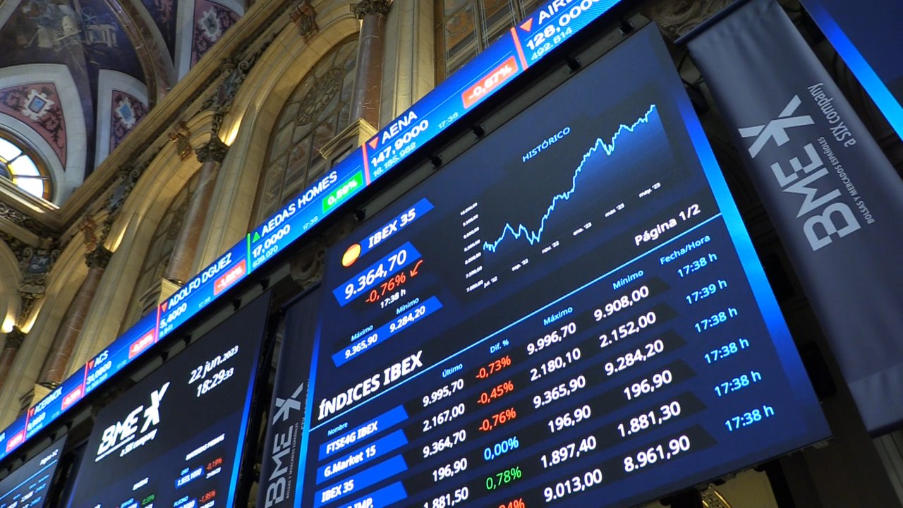 El Ibex 35 cede un 0,76 % afectado por las subidas de tipos