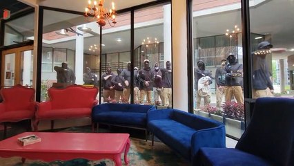 Grupo neonazi interrompe evento com 'drag queen' e crianças nos EUA