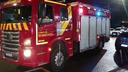 Bombeiros prestam atendimento a incêndio em motor de Fiesta no Recanto Tropical