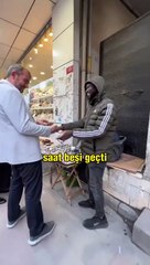 Güngören Belediye Başkanı Demir'in Sokakta Senegalli Saat Satıcısıyla Diyalogu Sosyal Medyada Yankı Uyandırdı