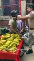 अब सिपाही ने फल विक्रेता को जड़े थप्पड़...देखें वीडियो-पढ़े खबर