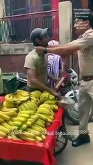 अब सिपाही ने फल विक्रेता को जड़े थप्पड़...देखें वीडियो-पढ़े खबर