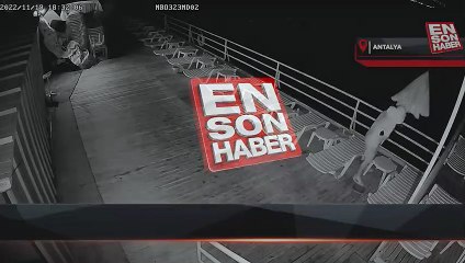 Antalya'da yüzünü havluyla gizleyen kişi, plaj şemsiyelerini denize attı