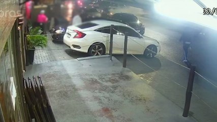 Vídeo mostra Fiesta em chamas em populares ajudando a apagar o fogo