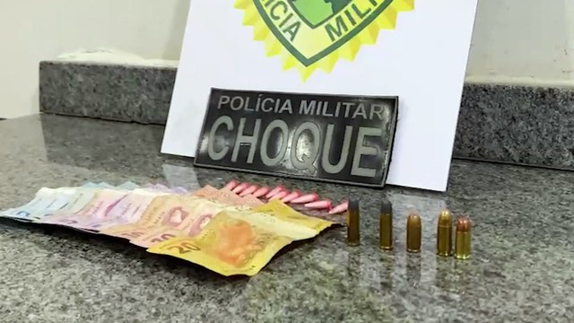 Mulher é detida ao tentar colocar drogas e munições em casa de desafeto para incriminá-lo