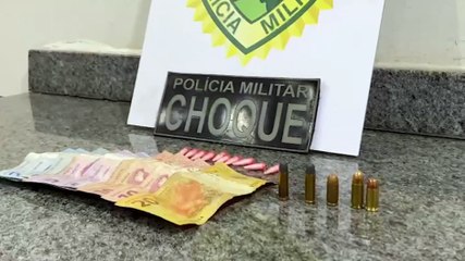 Mulher é detida ao tentar colocar drogas e munições em casa de desafeto para incriminá-lo