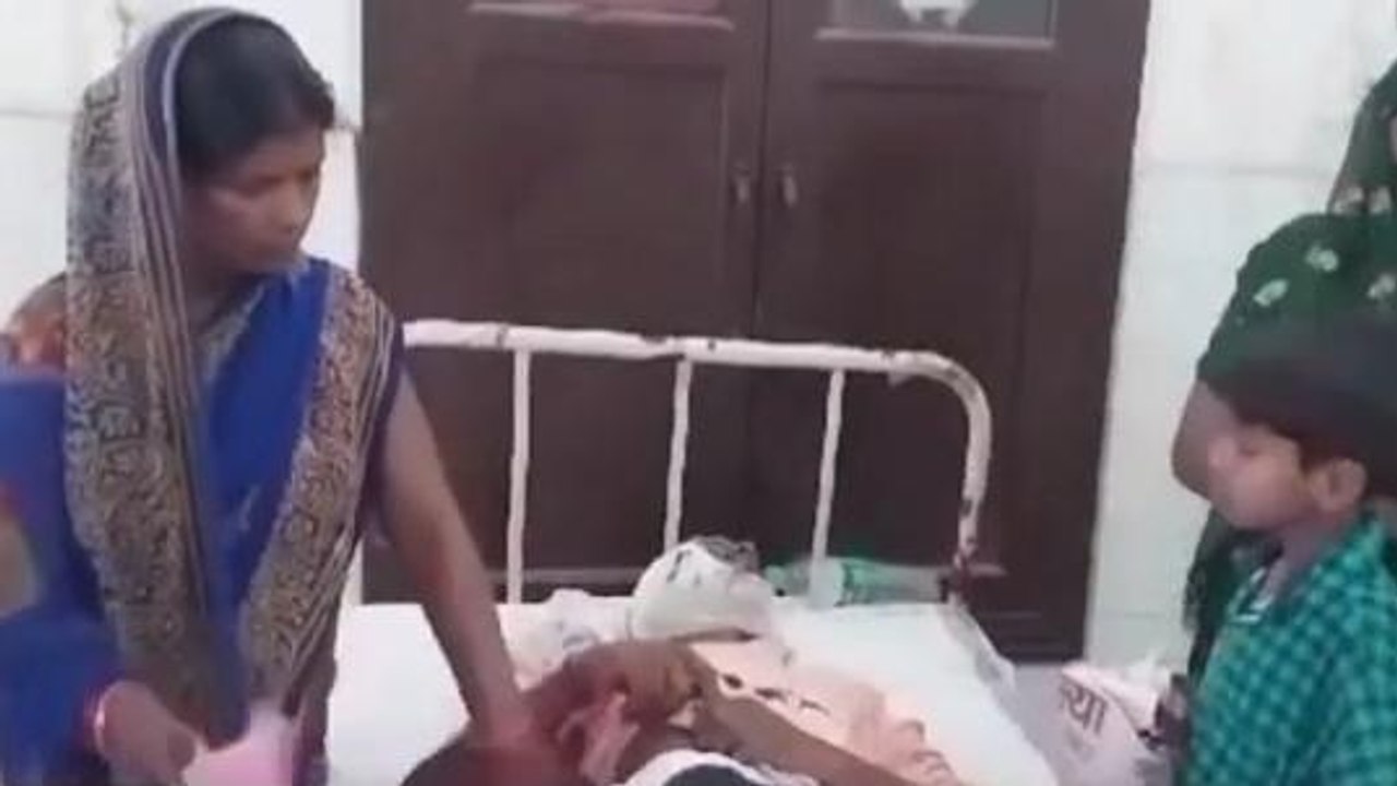 सिवान: मोबाइल छीनने का विरोध करने पर चलती ट्रेन...