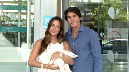 María Pombo y Pablo Castellano abandonan el hospital con su hija Vega