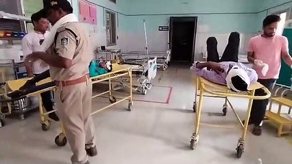 सड़क दुर्घटना में तीन युवक घायल, गुस्साए लोगों ने हाईवे पर पत्थर रखकर लगाया जाम