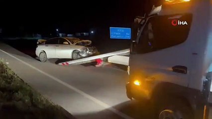 Otomobilin çarptığı traktör 3 parçaya bölündü, 2 kişi yaralandı