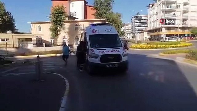 Antalya'da Otomobil ile Motosiklet Çarpıştı: Motosiklet Sürücüsü Yaralandı
