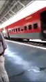 Passeggero vola dal treno in corsa a 120 km/h: il video choc