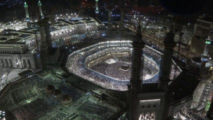 آلاف الحجاج يطوفون حول الكعبة