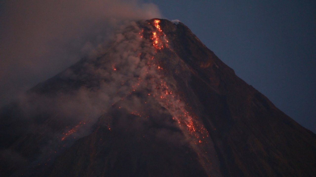 Continúa la amenaza de una erupción explosiva del volcán Mayón en Filipinas