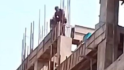 सारण: अस्पताल में बन रहे भवन निर्माण के काम में हो रही अनदेखी, जान जोखिम में डालकर मजदूर कर रहे काम