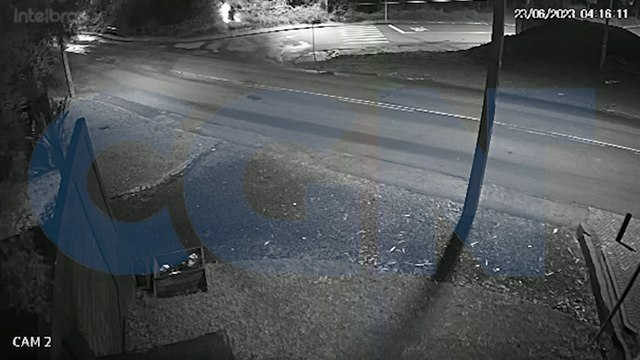 Imagens de câmera de segurança flagram veículo caindo em riacho no 14 de Novembro