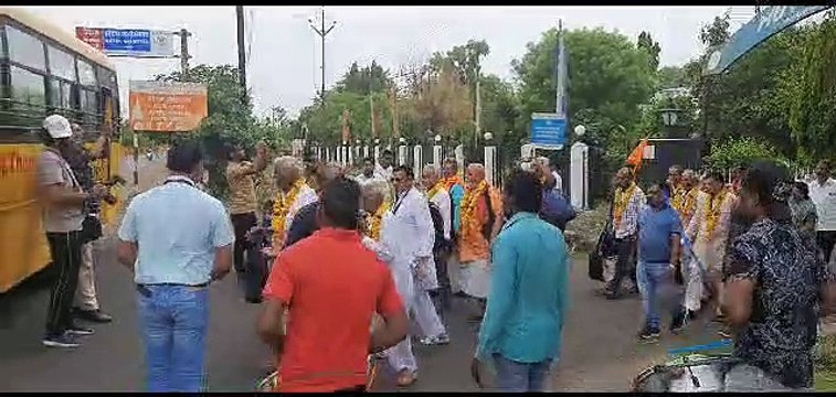 जिले से पहली बार हवाई मार्ग से तीर्थयात्रा पर 29 यात्री शिर्डी रवाना