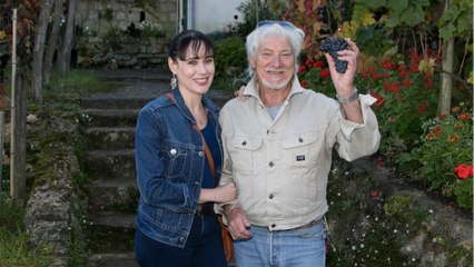 Voici - Hugues Aufray bientôt marié : le chanteur de 93 ans va épouser sa compagne de 45 ans sa cadette