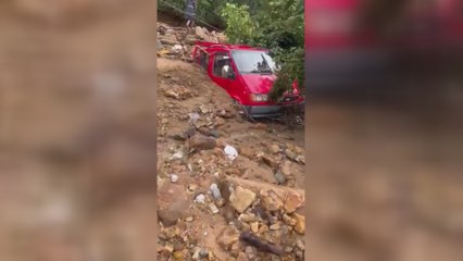 Duroğlu'nda heyelan araçları yuttu