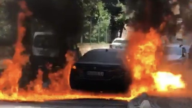 Üsküdar’da seyir halindeki otomobil alev alev yandı