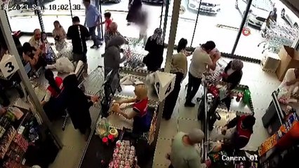 Büyükler kasiyeri oyaladı, küçük çocuk çaldı... O anlar kamerada