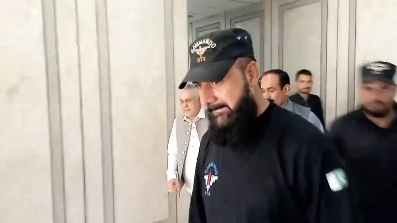 Ishaq Dar Attacked Journalist