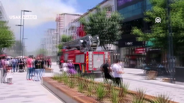 Uşak'ta iş merkezinin çatısında çıkan yangın söndürüldü
