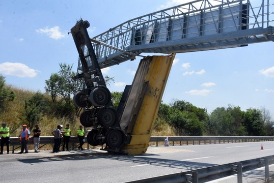 TIR'ın seyir halinde açılan damperi, bilgilendirme panosuna çarptı