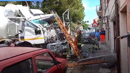 Ancona, betoniera schiva una scuola e si schianta contro una casa